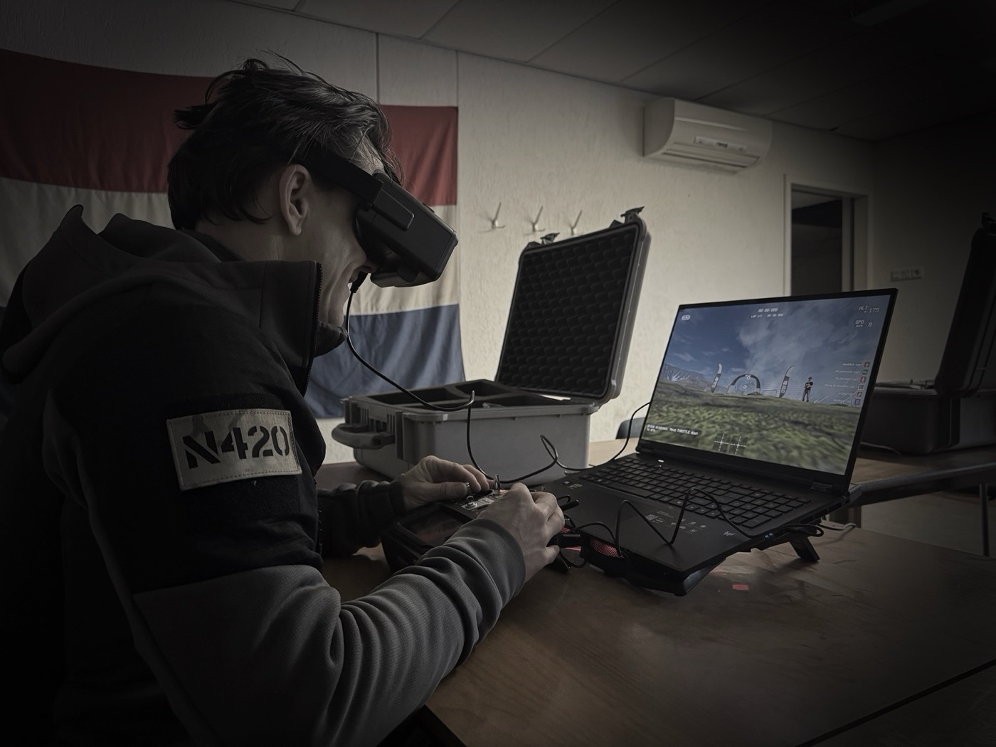 Operator met FPV-drone